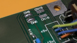 The CN5 and CN6 bridges enable powering from Amiga. The controller's PSU must not be connected after the modification though.