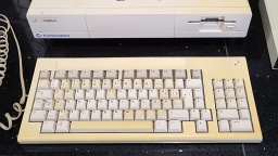 The keyboard is a French/Belgian AZERTY type, with labels for the German keyboard layout.