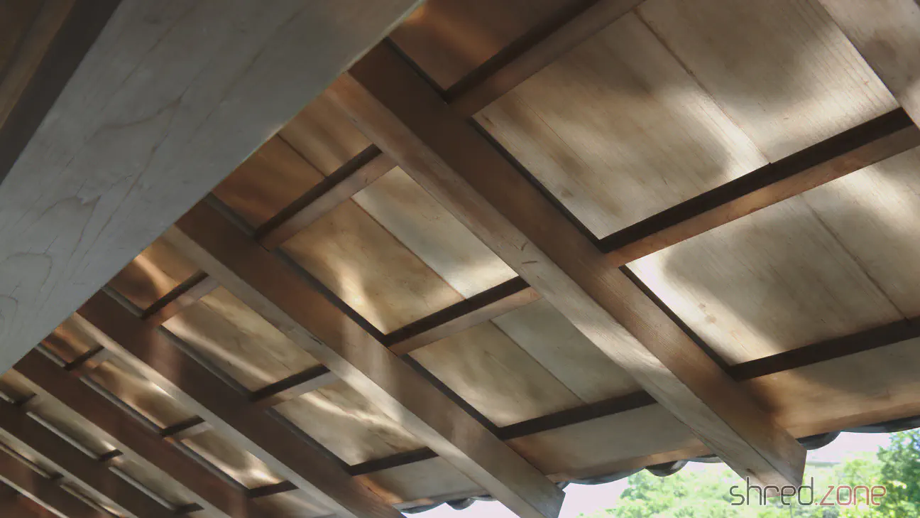 Wasserreflexe auf einem Dach